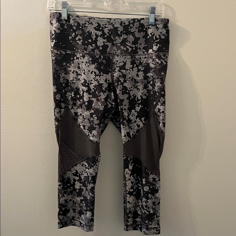 Under Armour Women’s Black & Gray Camo Active Capri Leggings